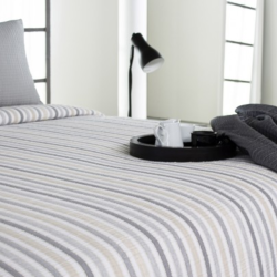 Colcha de verano Reig Martí modelo Nevin gris de venta online.