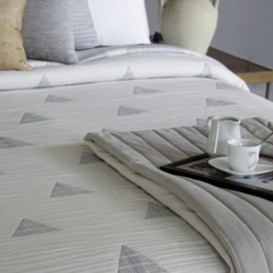 Colcha de verano Reig Martí modelo Styles gris de venta online.