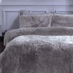 Edredón de pelo rabbit y flanel tacto seda modelo Noursila de Pielsa de venta online!